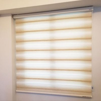 Elektrikli Yukarı Ve Aşağı Ve Gündüz Ve Gece Akülü Alt Petek Perdeler Otel Oturma Odası