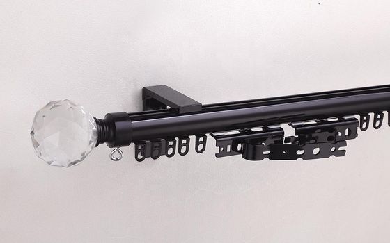 Siyah Beyaz Renk Kristal Finials Tek Bütün Set Alüminyum Metal Perde Direkleri, Parça